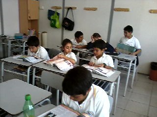 Niños practicando lectura