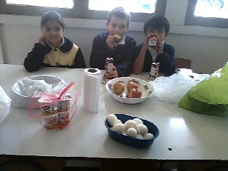 Niños vendiendo colaciones saludables.